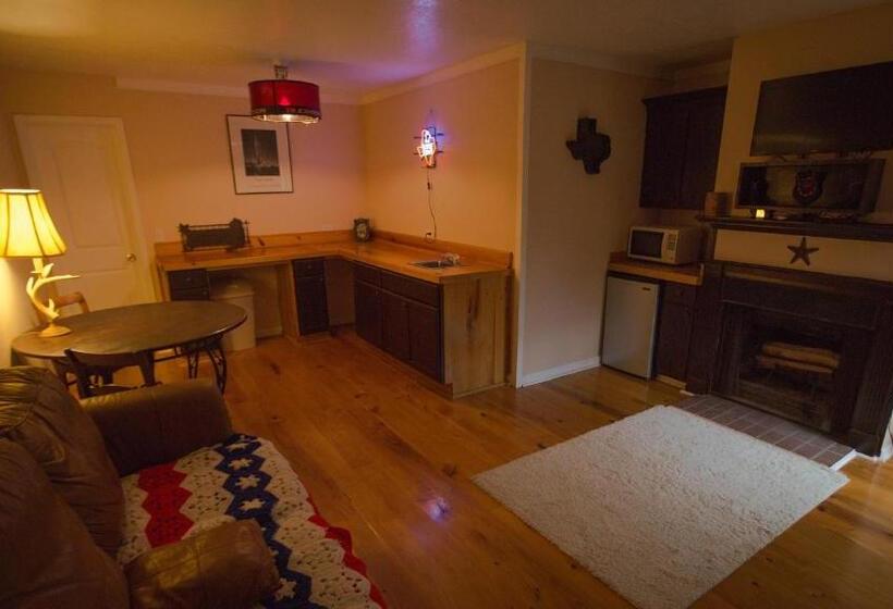 غرفة قياسية مطلّة علي حمام السباحة, Village Studios