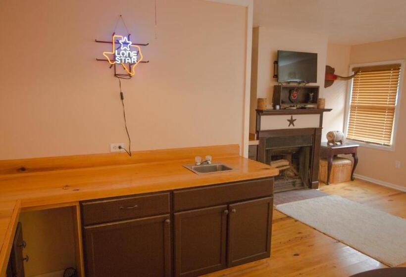 غرفة قياسية مطلّة علي حمام السباحة, Village Studios