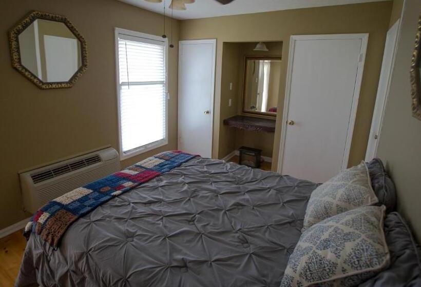 غرفة قياسية مطلّة علي حمام السباحة, Village Studios