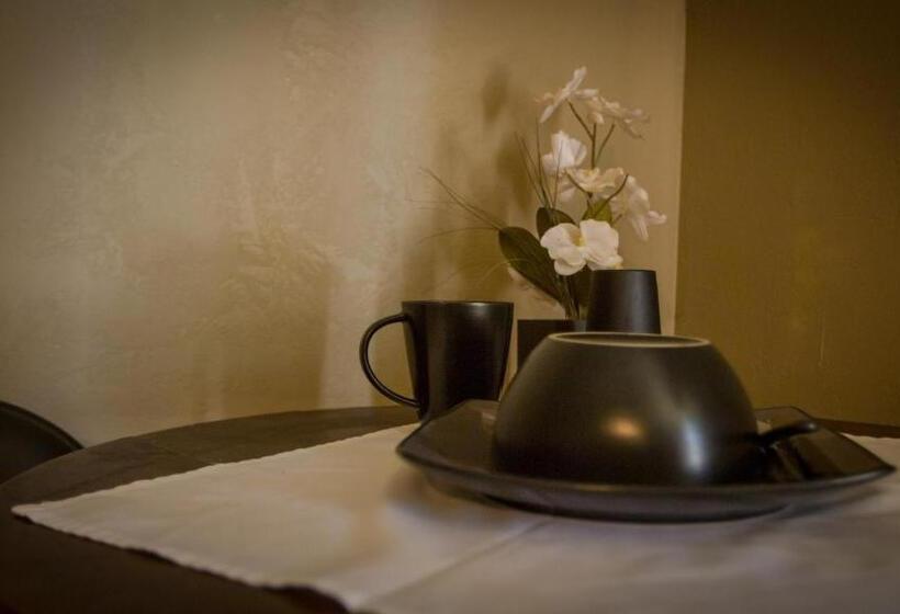 غرفة أساسية, Village Studios