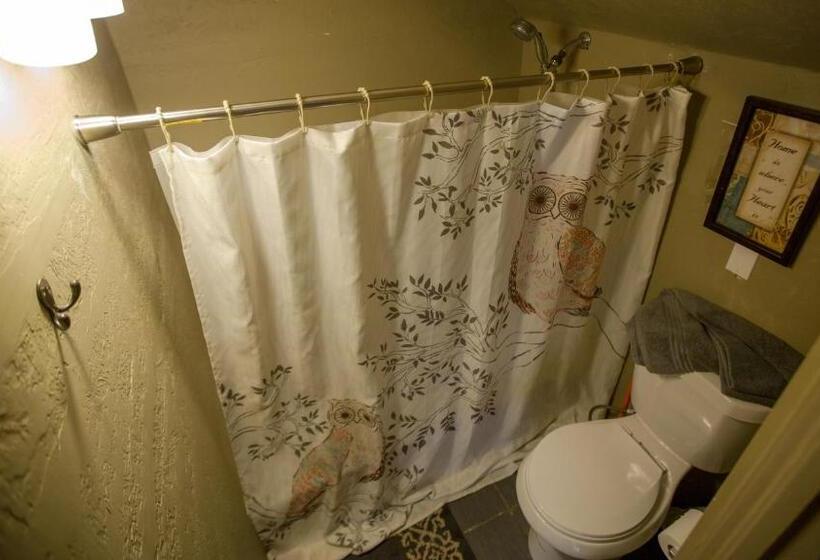 غرفة أساسية, Village Studios