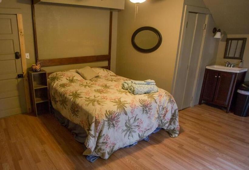 غرفة أساسية, Village Studios