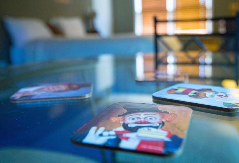 غرفة قياسية, Village Studios