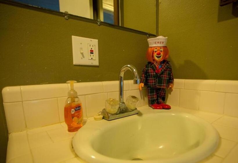 غرفة قياسية, Village Studios