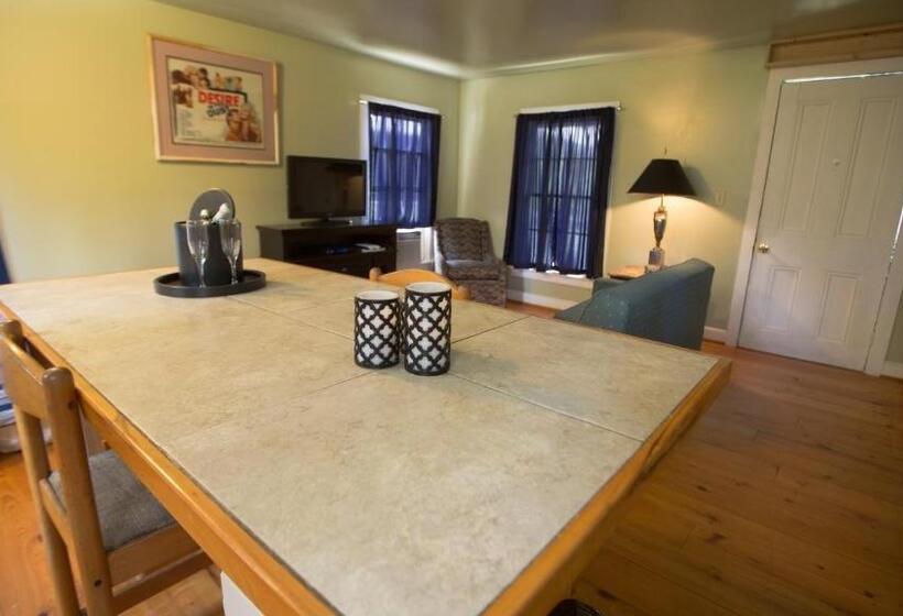 غرفة سوبيريور, Village Studios