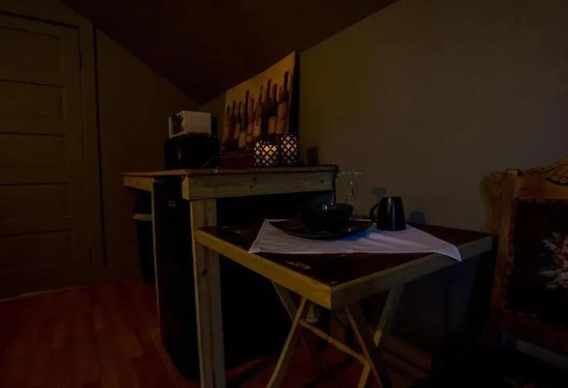 デラックスルーム, Village Studios