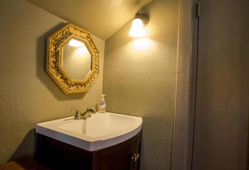 غرفة ديلوكس, Village Studios