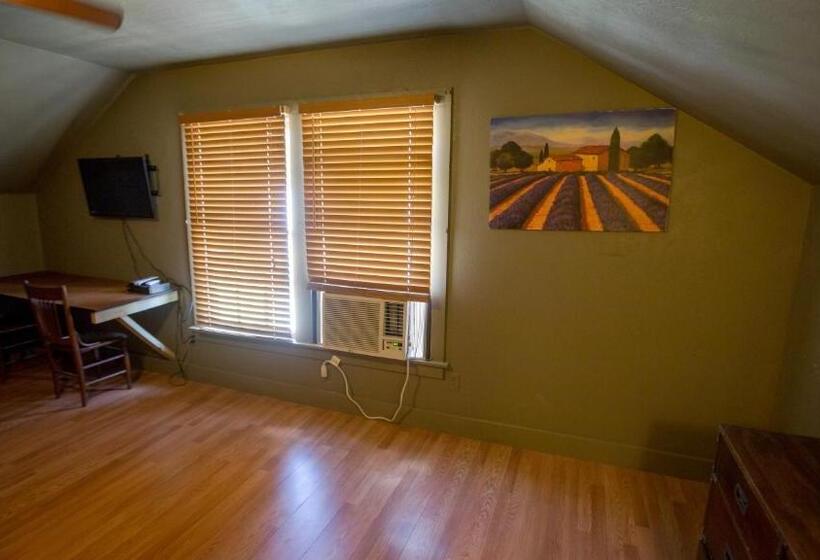 غرفة ديلوكس, Village Studios