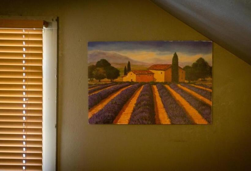 غرفة ديلوكس, Village Studios