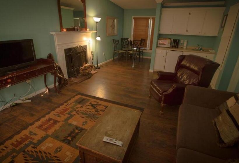 جناح عائلي, Village Studios