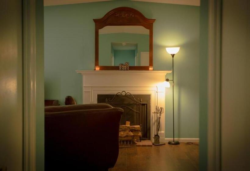 جناح عائلي, Village Studios