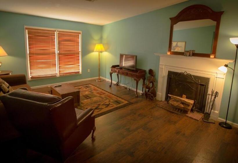 جناح عائلي, Village Studios