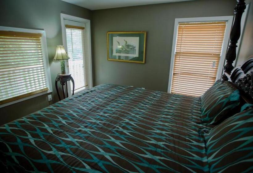 جناح مزود بتراس, Village Studios