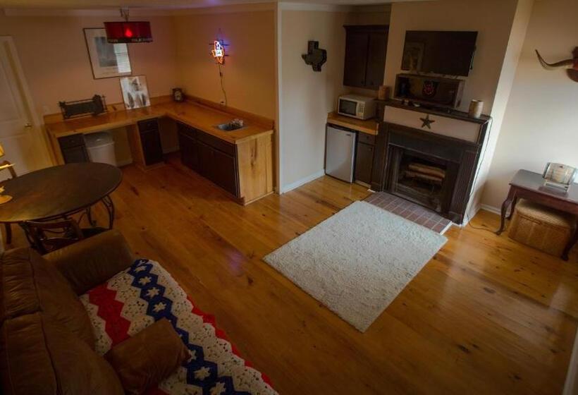 غرفة قياسية مطلّة علي حمام السباحة, Village Studios