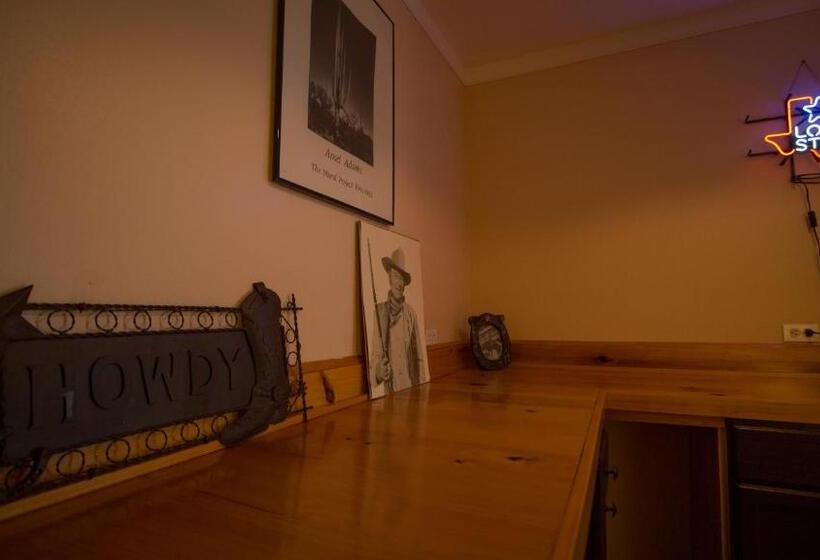 غرفة قياسية مطلّة علي حمام السباحة, Village Studios