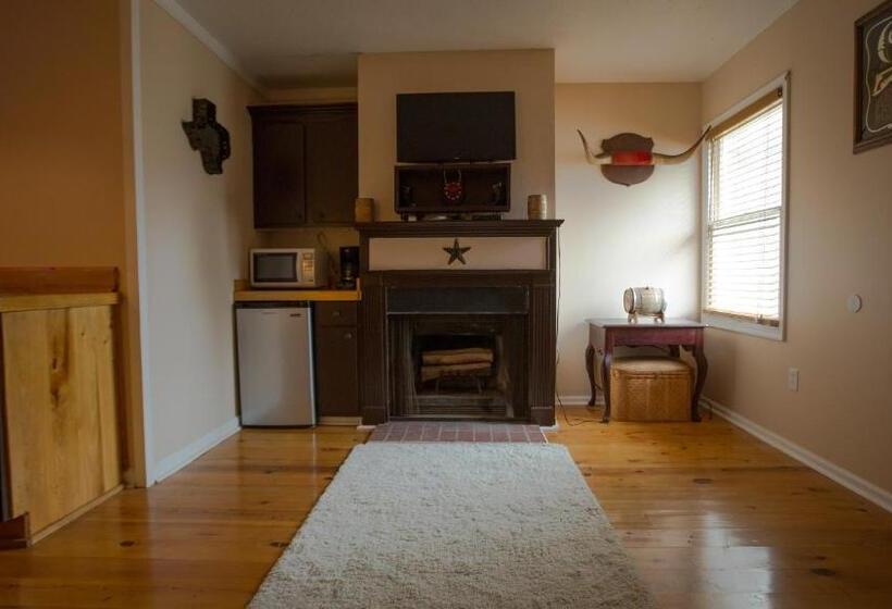 غرفة قياسية مطلّة علي حمام السباحة, Village Studios