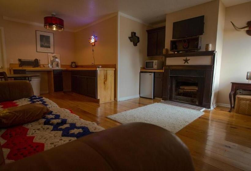 غرفة قياسية مطلّة علي حمام السباحة, Village Studios