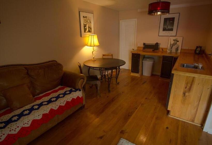 غرفة قياسية مطلّة علي حمام السباحة, Village Studios