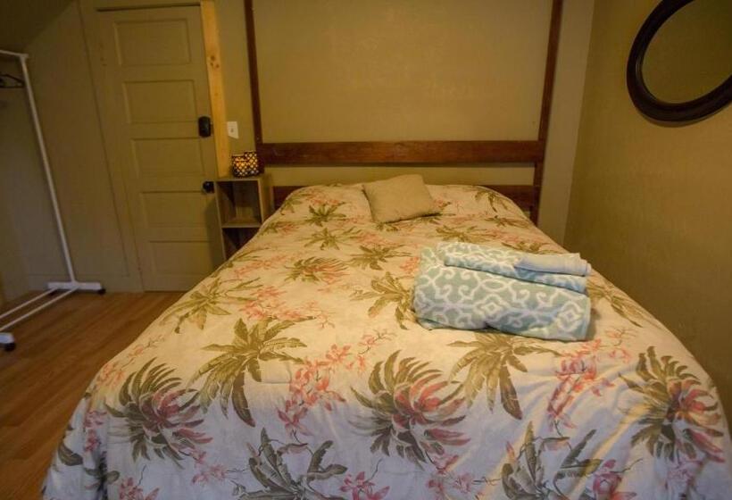 غرفة أساسية, Village Studios