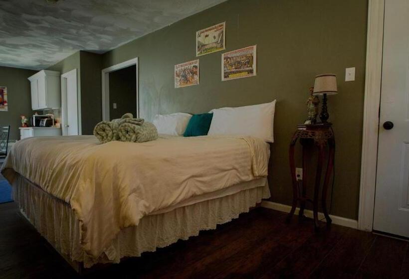 غرفة قياسية, Village Studios