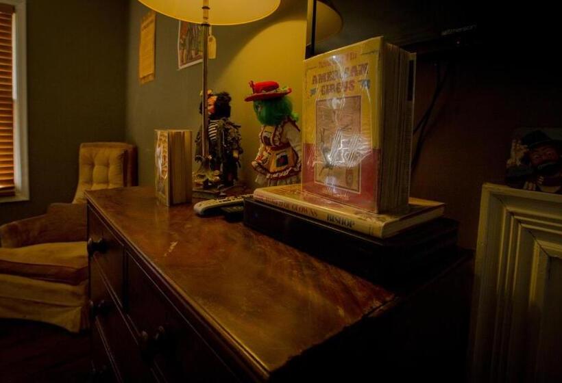 غرفة قياسية, Village Studios