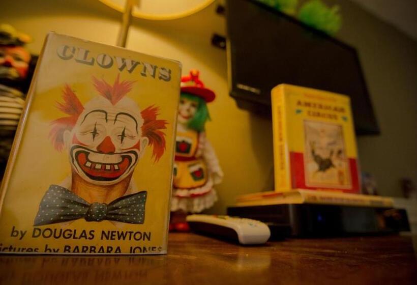 غرفة قياسية, Village Studios