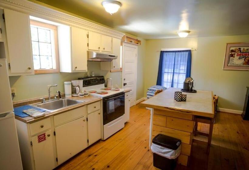 غرفة سوبيريور, Village Studios