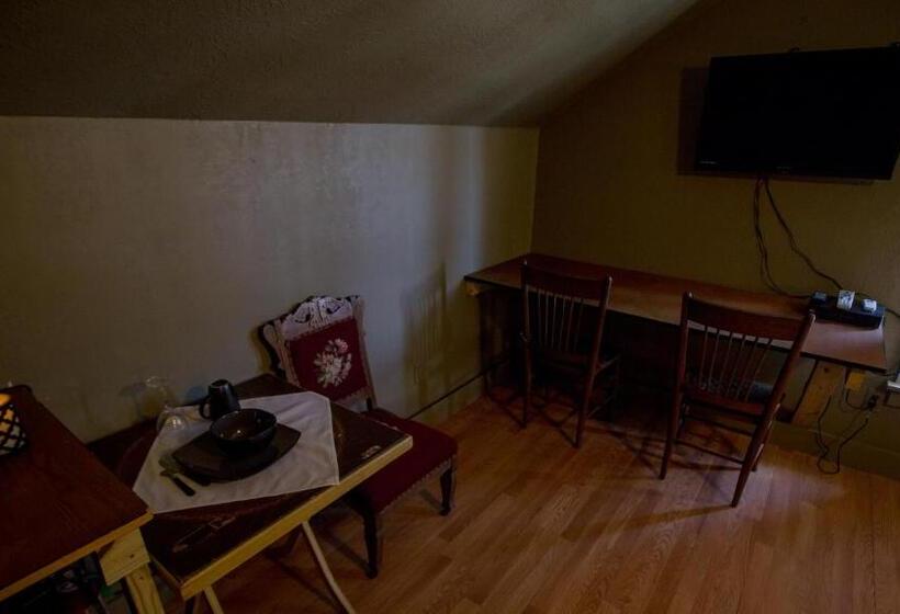 غرفة ديلوكس, Village Studios