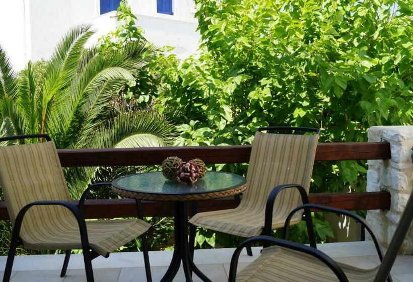 스탠다드 룸, Alexandros Studios