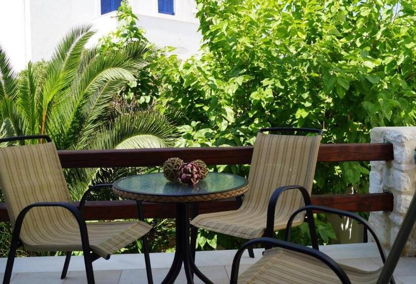 내측 주니어 스위트, Alexandros Studios