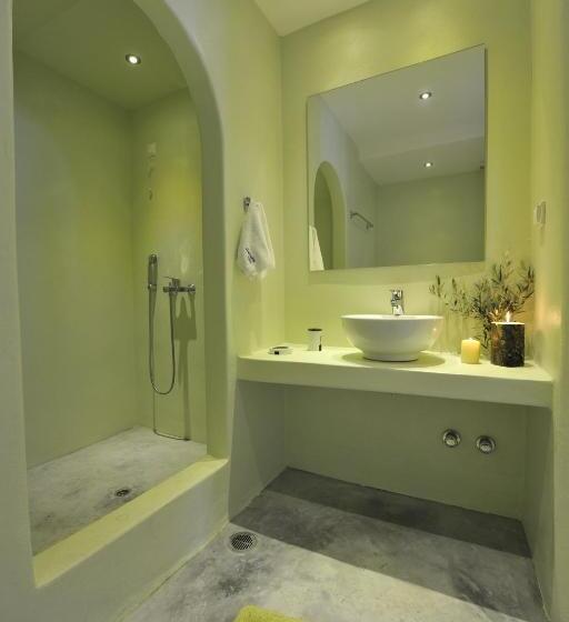 내측 주니어 스위트, Alexandros Studios