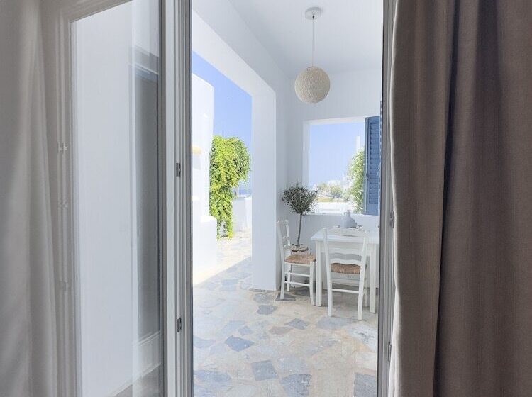 스탠다드 룸, Alexandros Studios