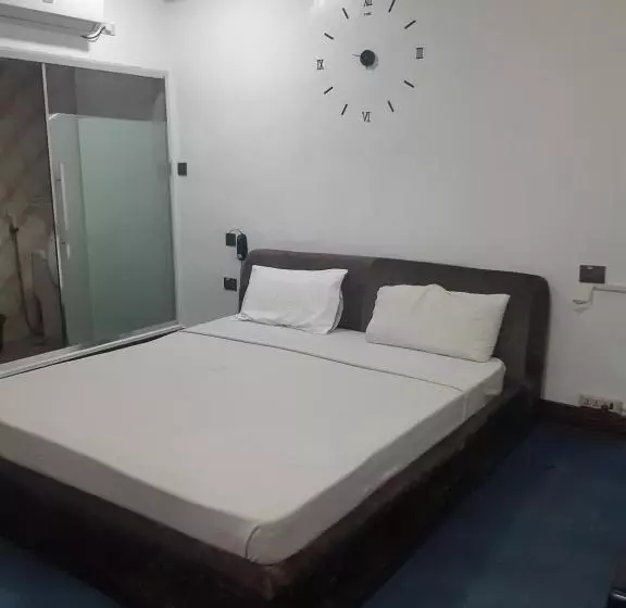 اتاق لوکس با تخت بزرگ, 999
