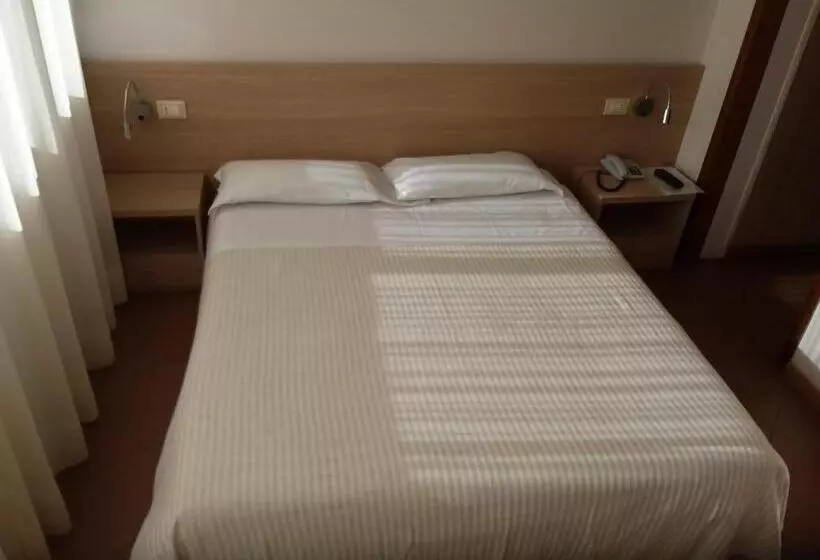 اتاق استاندارد یک نفره, Albergo Nyers