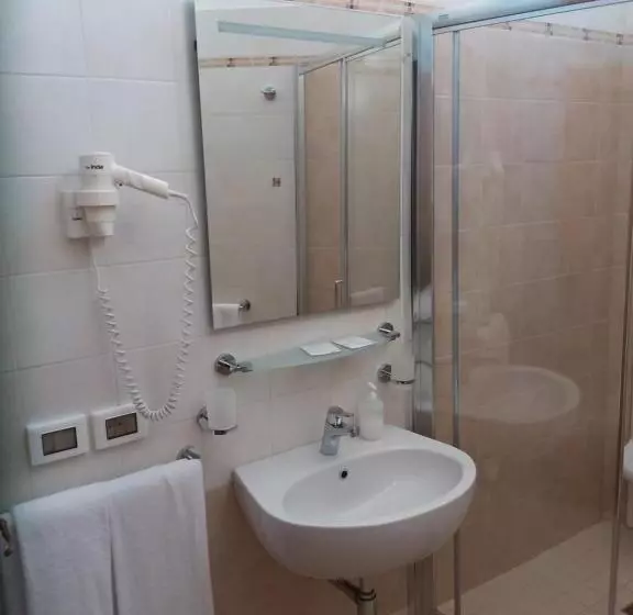 اتاق استاندارد سه نفره, Albergo Nyers
