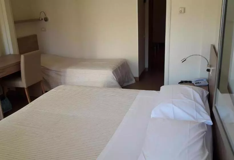 اتاق سوپریور سه تخته, Albergo Nyers