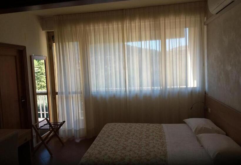 اتاق سوپریور سه تخته, Albergo Nyers