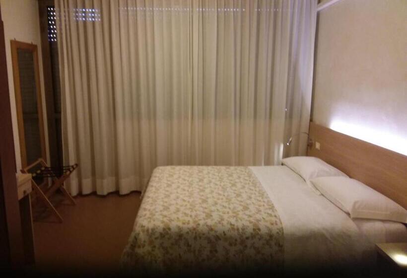 اتاق سوپریور سه تخته, Albergo Nyers