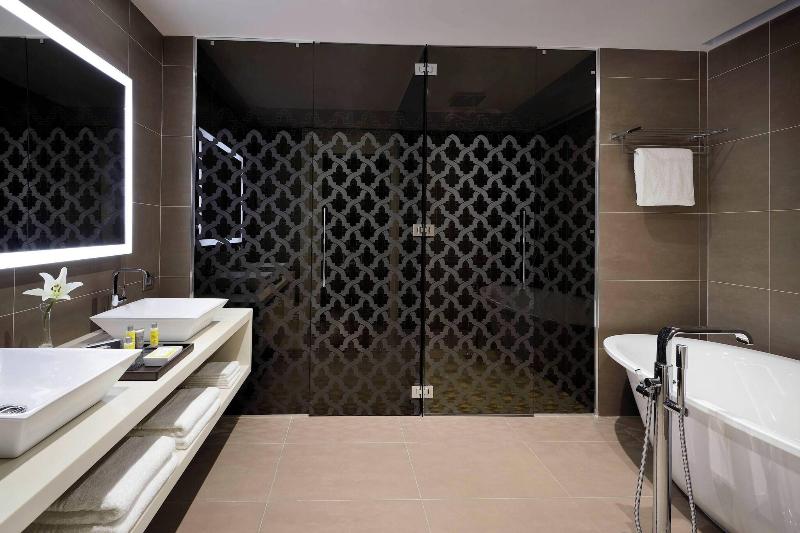 سوئیت اجرایی با تخت کینگ, Constantine Marriott