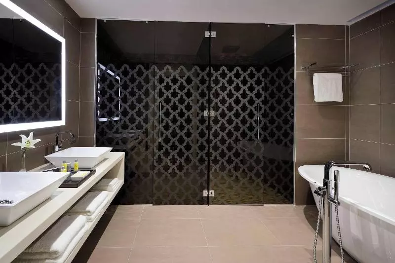 سوئیت اجرایی با تخت کینگ, Constantine Marriott