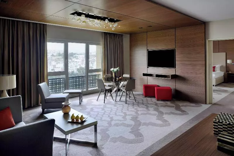 سوئیت اجرایی با تخت کینگ, Constantine Marriott