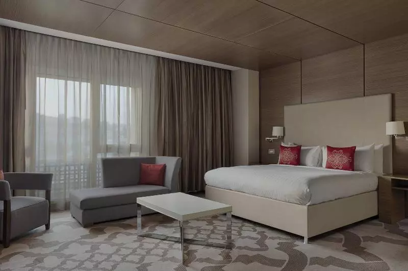 سوئیت اجرایی با تخت کینگ, Constantine Marriott
