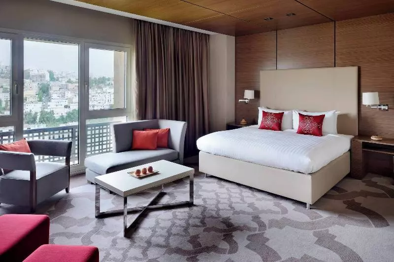 سوئیت اجرایی با تخت کینگ, Constantine Marriott