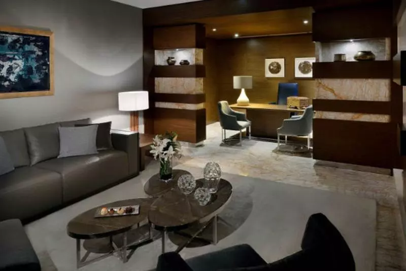 سوییت جونیور, Constantine Marriott