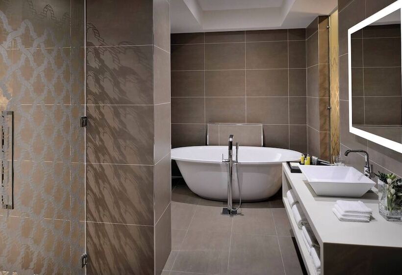 سوییت جونیور, Constantine Marriott