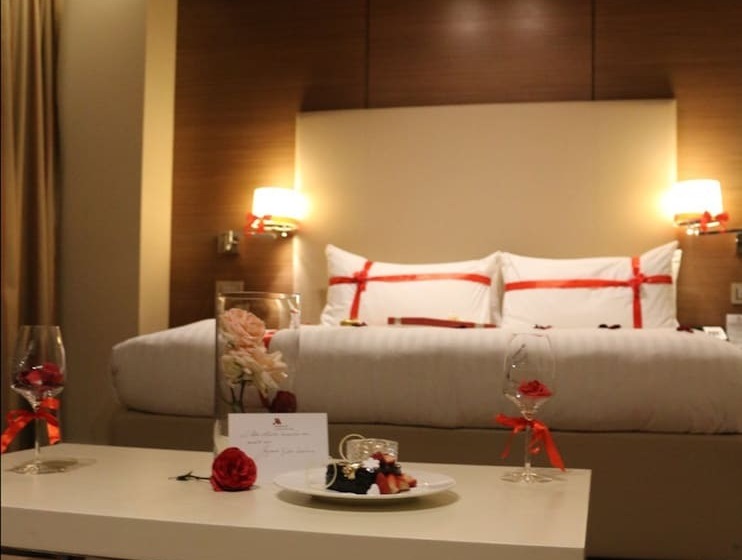 سوییت جونیور, Constantine Marriott