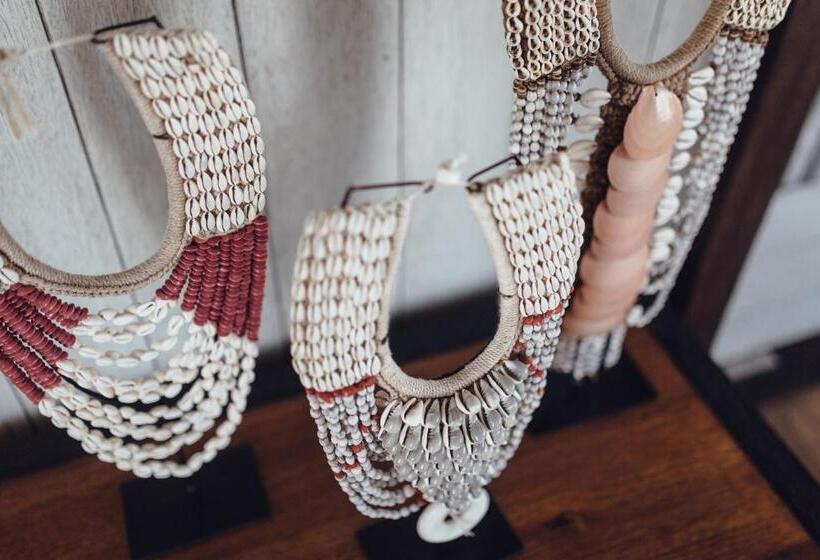 جناح مزود بتراس, Suarga Padang Padang