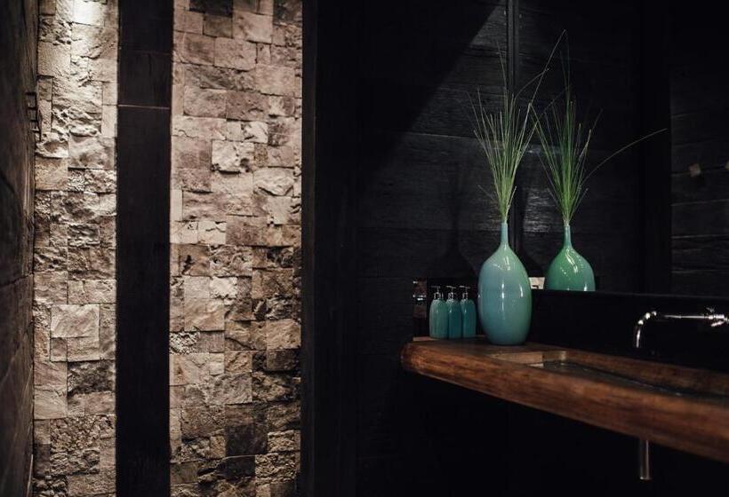 جناح مطلّ علي البحر, Suarga Padang Padang