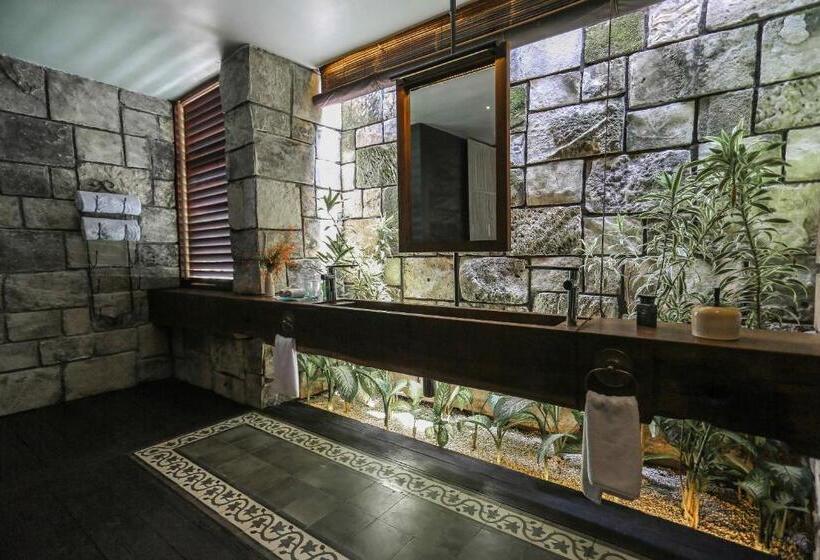 جناح مطلّ علي الحديقة, Suarga Padang Padang