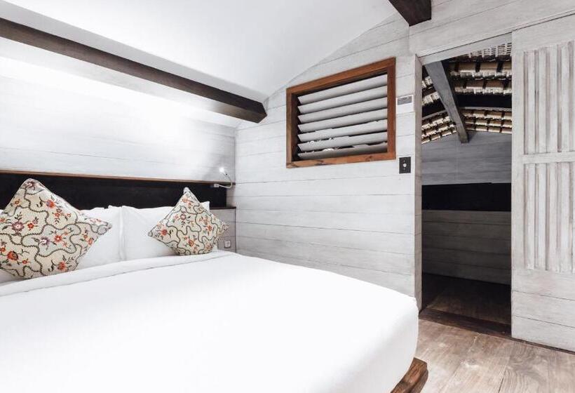 جناح مزود بتراس, Suarga Padang Padang